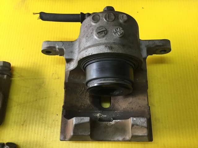 Front Left Caliper TOYOTA Prius 2016 DAA-ZVW55 4775047060 - Image 3