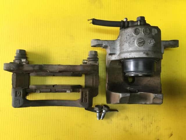 Front Left Caliper TOYOTA Prius 2016 DAA-ZVW55 4775047060 - Image 2